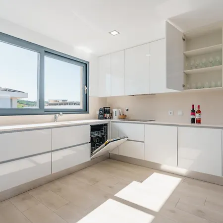 Dino With Ocean View * Ribamar (Lourinha)