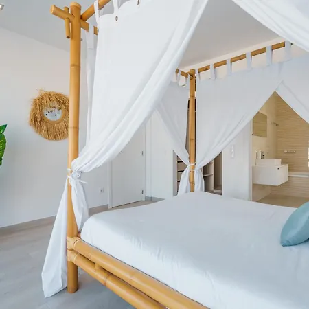 Dino With Ocean View * Ribamar (Lourinha)