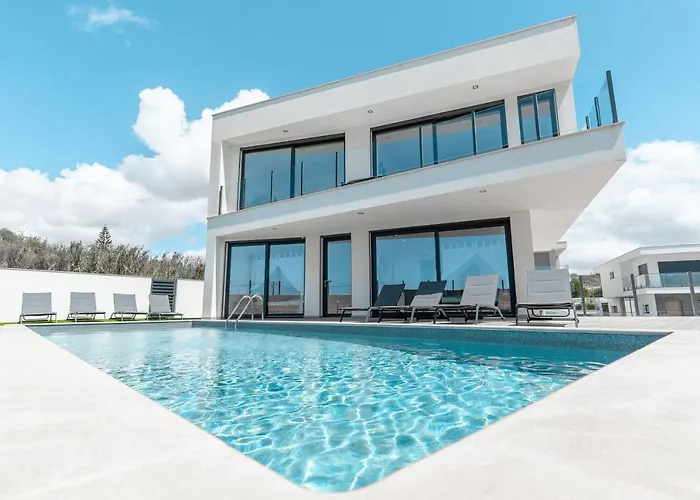 Dino With Ocean View Ribamar (Lourinha)